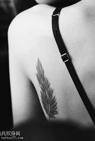 背面有漂亮的羽毛紋身圖案