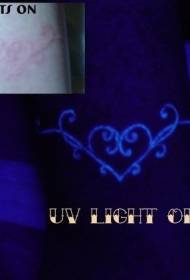 Ang pattern ng tattoo na flu flucentcent na may hugis ng puso