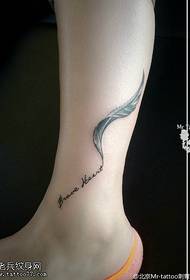 Motivo a tatuaggio con piume sul polpaccio