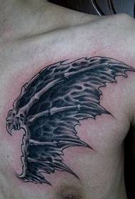 στο στήθος όμορφος μοτίβο τατουάζ φτερά