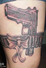 Čudovit vzorec tetovaže pištole na nogah