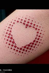 Voor iedereen om te genieten van een puntvormige liefdes-tatoeage