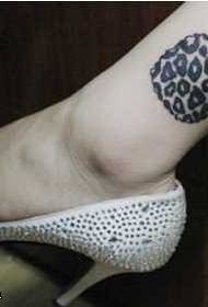 पैर तेंदुए को टैटू पैटर्न पसंद है