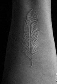 un modello di tatuaggio piuma braccio bianco