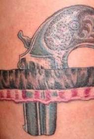 Kruda laceca pistolo tatuaje