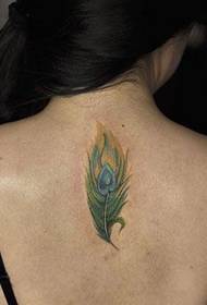 女生喜欢的背部彩色孔雀羽毛纹身图案