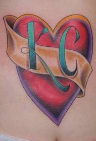 Abdomen coloreado en forma de corazón con tatuaje de iniciales de amante