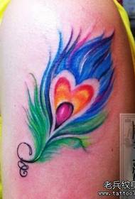 pola tato bulu berwarna-warni dengan lengan