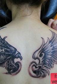 malaikat tukang awéwé kalayan pola tato jangjang tato