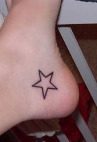 Niñas pés liñas negras arte creativo pequenas estrelas frescas tatuaxes