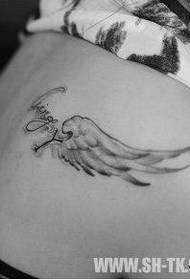 het populaire kleine vleugel tattoo-patroon op de schouder van het meisje