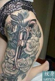 Iphethini ye-tattoo pistol rose