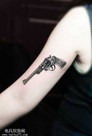 Модел на татуировка на револвера на ръката