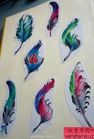 un grupo de fermosas estampados de tatuaxes de plumas coloridas
