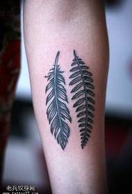 Braccio motivo tatuaggio piuma bianco e nero