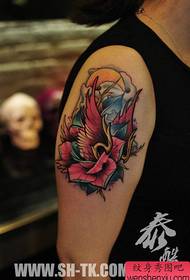 braccio popolare modello di tatuaggio di rose e ali di bell'aspetto