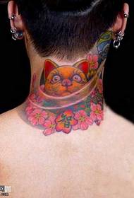 Kakls izsaucis kaķu tetovējuma modeli