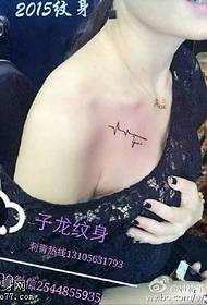 Ang pattern ng tattoo ng ECG na tattoo sa balikat