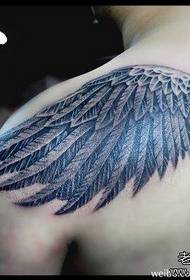 qhov nrov tshaj plaws dub thiab dawb tis tattoo qauv ntawm lub xub pwg ntawm cov tub 159563 - nrov dub thiab dawb tis tattoo qauv rau cov tub hluas 159564 - cov ntxhais nyiam nrov tis tattoo txawv ntawm lub hauv siab