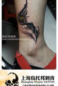 ເດັກຍິງຂາຮູບແບບ Tattoo Pop Pop Feather ທີ່ສວຍງາມ