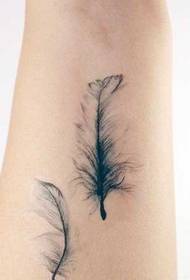 Ant riešo gražiai atrodantis plunksnų tatuiruotės raštas