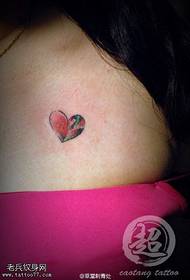 Rameno malované srdce tetování vzor