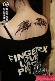 дівчата назад популярні класичні чорно-білі крила татуювання візерунок