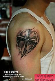 modello di tatuaggio popolare ali delicati ali di ragazzi braccia