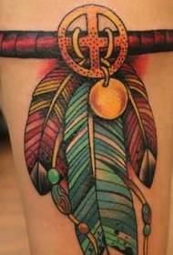 Motivo tatuaggio piuma di guerriero indiano