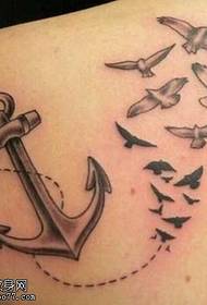 Schëller Meedchen schéint Anker Tattoo Muster