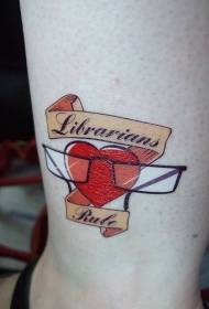 Jambe couleur amour avec des images de tatouage alphabet anglais