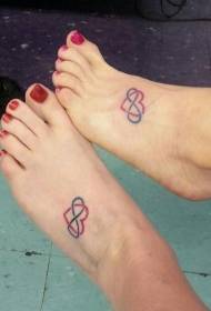 Sieviešu pēdas ar krāsainu mīlas tetovējuma modeli