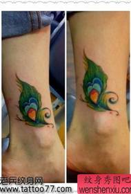 tjejer gillar färgade påfågelfjädrar Tattoo mönster