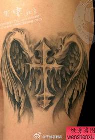 arm ლამაზი კლასიკური შავი ნაცრისფერი ჯვარი ფრთების tattoo ნიმუში