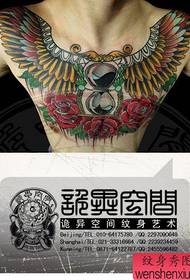 modello di tatuaggio a forma di clessidra e ali del petto anteriore maschile super bello