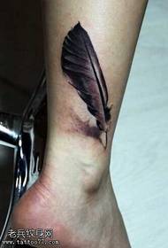 kojos juodos plunksnos tatuiruotės raštas