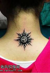 Patrón de tatuaje de tótem Tai Chi de sol trasero