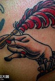 Motivo tatuaggio piuma sul petto