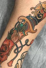 Blommig dolk tatuering på vristen