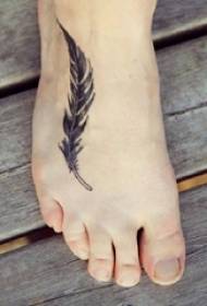 Liñas abstractas lixeiras e sinxelas, patrón de tatuaxe de plumas elegante