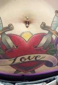 Стомакот од абдомен вметнува во форма на срце насликана тетоважа