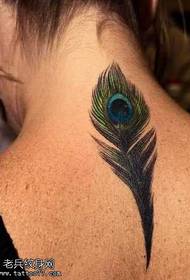 Motivo tatuaggio piuma di pavone