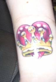 Forma de corazón vermello e patrón de tatuaxe da coroa