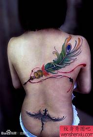 gražios spalvos plunksnos tatuiruotės modelis ant merginos nugaros