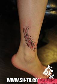 mergaičių kojos gražus ir gražus rožinių sparnų tatuiruotės modelis