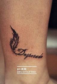 Tatŵ cymeriad plu ar y ffêr