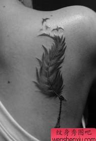 dievča rameno čierne sivé perie tetovanie vzor