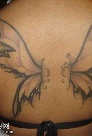 Baksidan bryter in i en fjärilsvingen tatuering mönster
