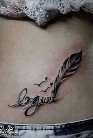 Motivo tatuaggio piuma in vita