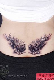 Dívčí pas v krásném a populárním vzoru tetování na křídlech